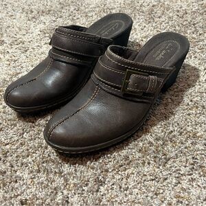 Clarks Bendables 34963 Leather 2.75" Heel Split Toe Mules Clogs Shoes Sz 7.5W